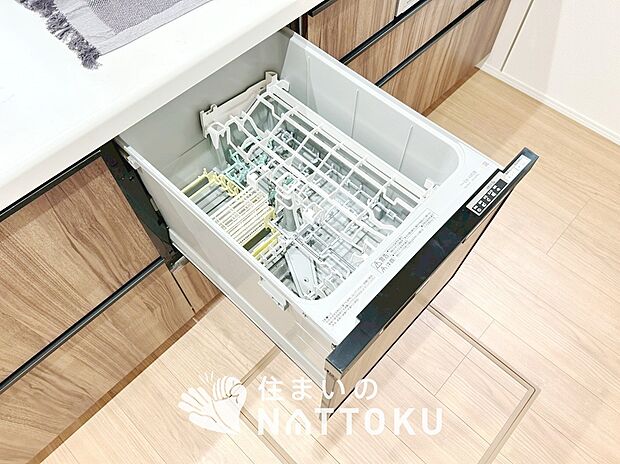 【食器洗い乾燥機】食後の時間にゆとりを与えてくれる食器洗い乾燥機。
操作ボタンも上面にあるので、腰をかがめずに操作ができラクラクです。