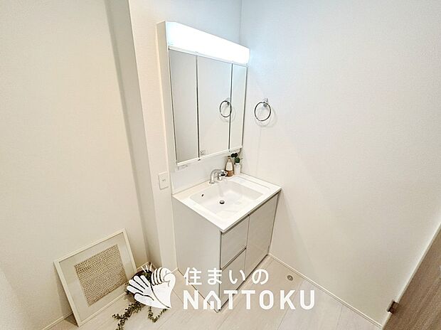 【洗面台・洗面所】鏡の両サイドは、必要なものを取出しやすく、大きな鏡面で朝の準備も快適。
使いやすいリフトアップ機能付きのシングルレバーシャワー水栓付です。