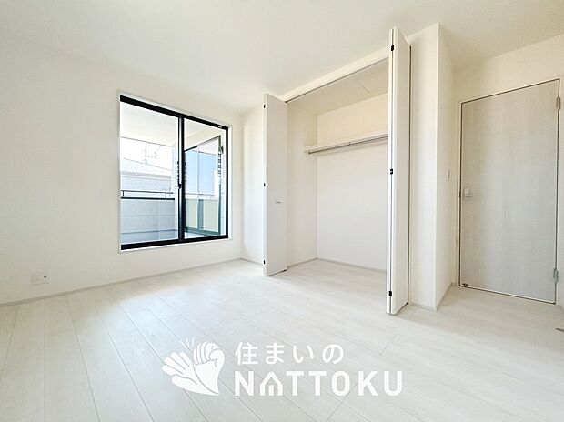 【現地写真（洋室）】木目の美しさを際立たせるシンプルデザインの建具を使用しています。