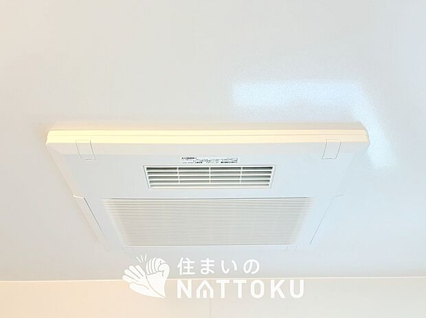 【電気式浴室暖房換気乾燥機】寒い冬場はあたたかく、暑い夏場は扇風機のような心地よさです。
雨の日は、浴室が衣類乾燥スペースになります。