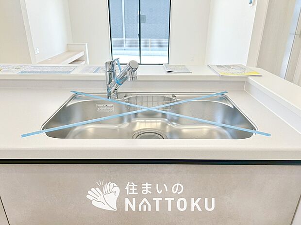 【浄水器内臓型ハンドシャワー付シンク】傷や汚れが付きにくい静音仕様の全面エンボス加工シンク。
また、蛇口の先端に浄水器を内蔵。浄水シャワーが使える毎分4リットルのたっぷり浄水。