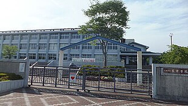 三田市立藍中学校(約620m)