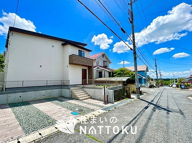 【現地写真(前道含む外観)】お引渡し後も無償の定期点検を行っており、暮らしの安心をお届けしています。