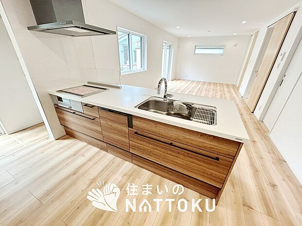【現地写真(キッチン)】収納たっぷりのシステムキッチン、浄水器付水栓を標準装備しています。