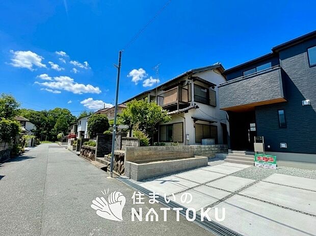 【現地写真（前道含む外観）】軽くて火災に強い屋根材を採用し、地震時の建物への負担や揺れを軽減しています。