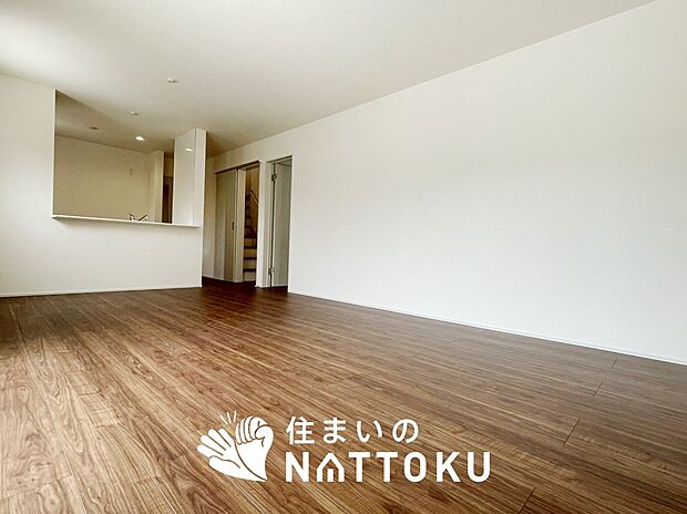【現地写真（リビング）】フローリング材には、木目、色調など木材特有の風合いがあり、ナチュラルな美しさになっています。