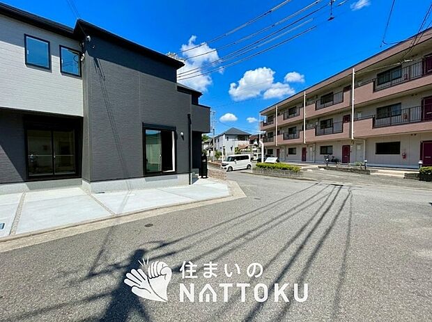 【現地写真（前道含む外観）】健康被害に配慮したもっとも安全性の高い建材を採用し、シックハウス対策をしております。