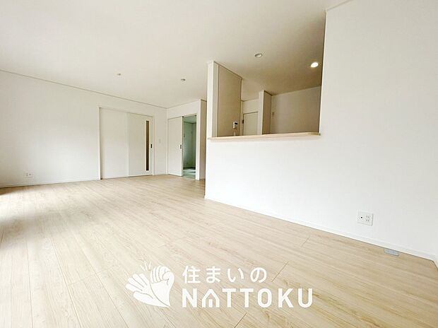 【現地写真（リビング）】フローリング材には、木目、色調など木材特有の風合いがあり、ナチュラルな美しさになっています。