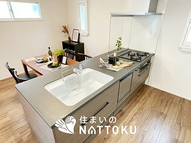 【現地写真（キッチン）】収納たっぷりのシステムキッチン、浄水器付水栓を標準装備しています。