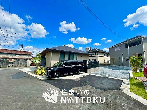 【現地写真（前道含む外観）】軽くて火災に強い屋根材を採用し、地震時の建物への負担や揺れを軽減しています。
