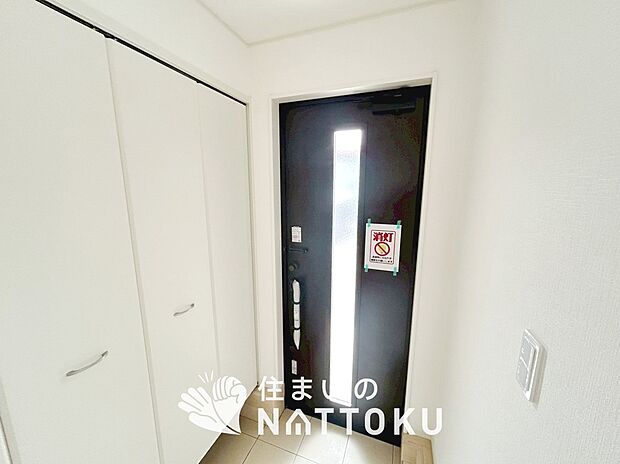 【現地写真（玄関）】玄関には、大型のシューズ収納を設置しています。