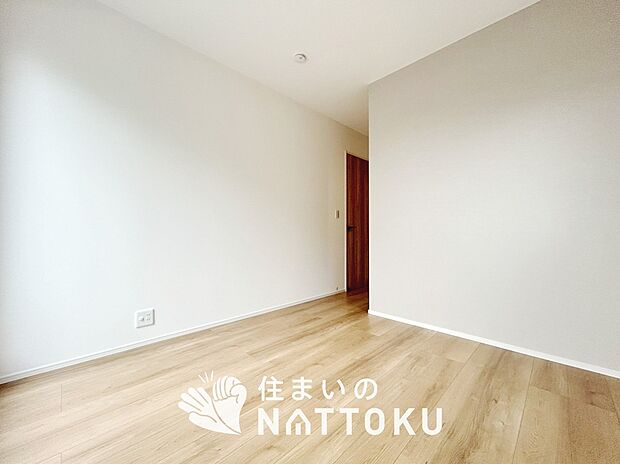 【現地写真(寝室)】木目の美しさを際立たせるシンプルデザインの建具を使用しています。