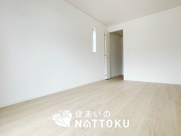 【現地写真(寝室)】木目の美しさを際立たせるシンプルデザインの建具を使用しています。