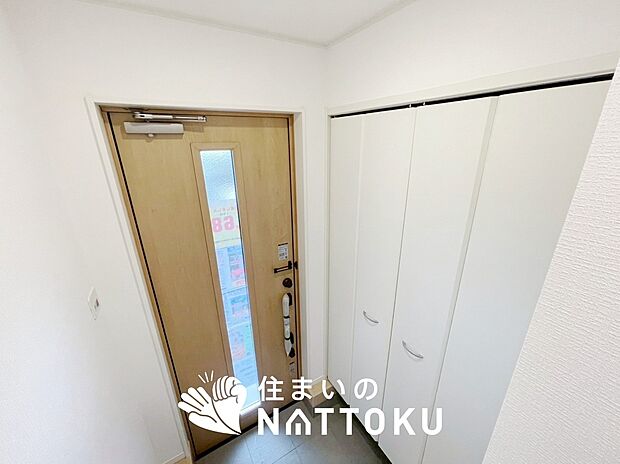 【現地写真(玄関)】玄関には、大型のシューズ収納を設置しています。