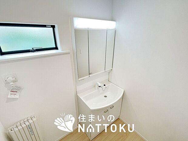 【洗面台・洗面所】鏡の両サイドは、必要なものを取出しやすく、大きな鏡面で朝の準備も快適。
使いやすいリフトアップ機能付きのシングルレバーシャワー水栓付です。