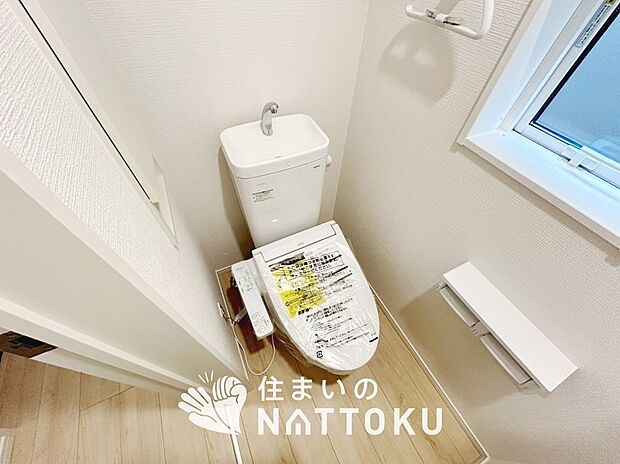【トイレ】汚れてもサッとひと拭きでお手入れ簡単、エコ仕様の温水洗浄便座付きのトイレです。
バリアフリーにも配慮しています。