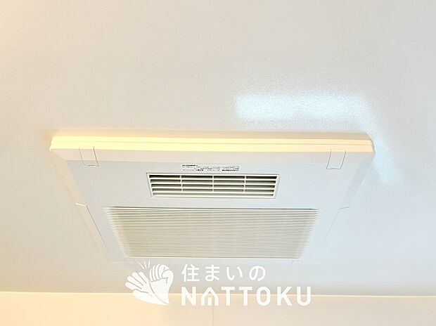 【電気式浴室暖房換気乾燥機】寒い冬場はあたたかく、暑い夏場は扇風機のような心地よさです。
雨の日は、浴室が衣類乾燥スペースになります。