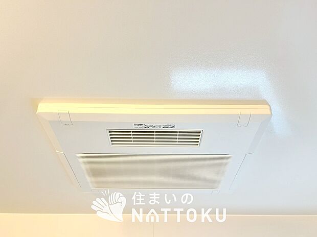 【電気式浴室暖房換気乾燥機】寒い冬場はあたたかく、暑い夏場は扇風機のような心地よさです。
雨の日は、浴室が衣類乾燥スペースになります。