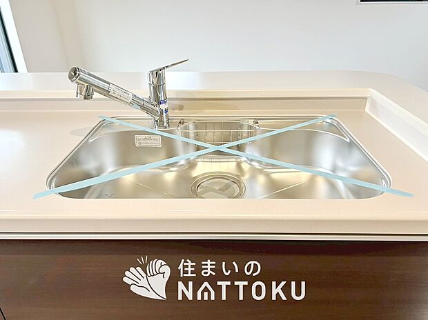 【浄水器内臓型ハンドシャワー付シンク】傷や汚れが付きにくい静音仕様の全面エンボス加工シンク。
また、蛇口の先端に浄水器を内蔵。浄水シャワーが使える毎分4リットルのたっぷり浄水。