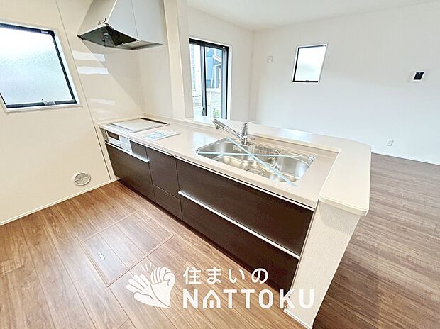 【現地写真(キッチン)】収納たっぷりのシステムキッチン、浄水器付水栓を標準装備しています。
