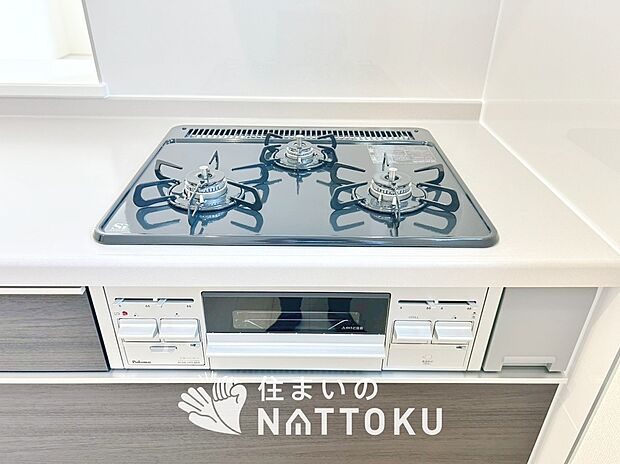 【ビルトインコンロ】フラットな構造で清掃性が高く、過熱防止センサー付3口タイプで日頃の家事も快適です。