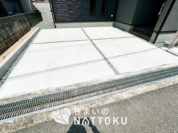 【現地写真(駐車場)】駐車スペースが広く、運転が苦手な方も安心です。