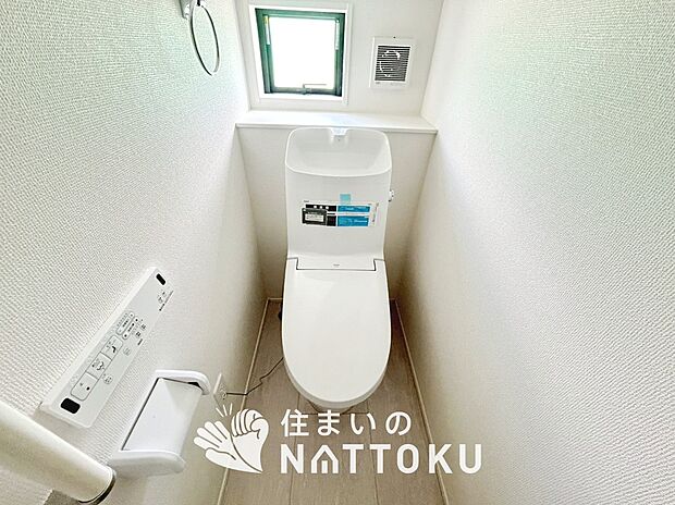 【トイレ】汚れてもサッとひと拭きでお手入れ簡単、エコ仕様の温水洗浄便座付きのトイレです。
バリアフリーにも配慮しています。