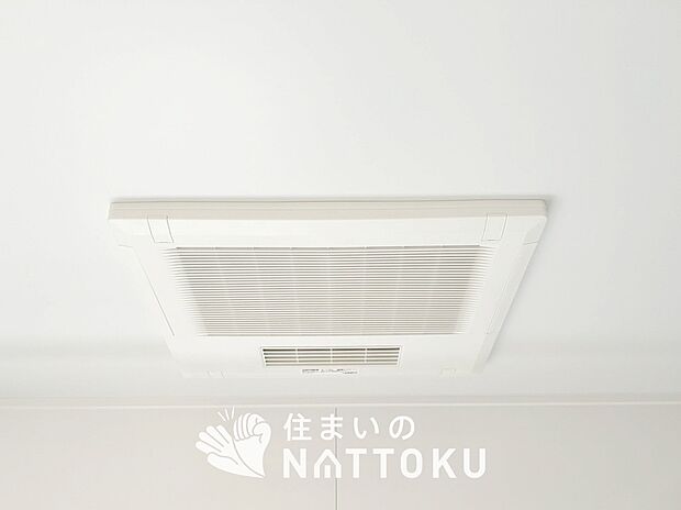 【浴室暖房換気乾燥機】サイドブロー機能で、乾燥効率アップです。
サイドに吹き出しを搭載することにより浴室内を端まで循環する気流ができ、さらに省エネ性能がアップします。