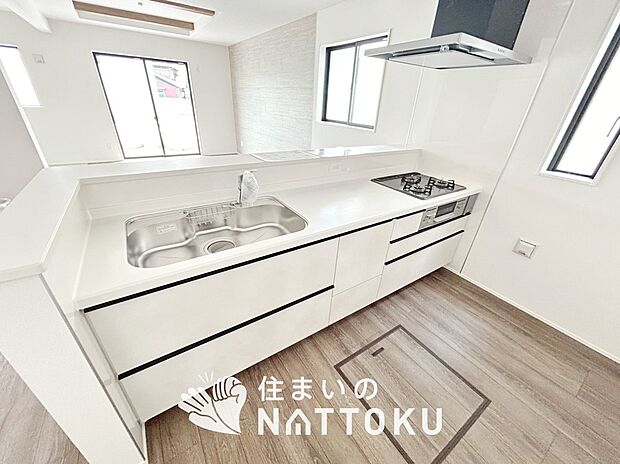 【現地写真(キッチン)】収納たっぷりのシステムキッチン、浄水器付水栓を標準装備しています。