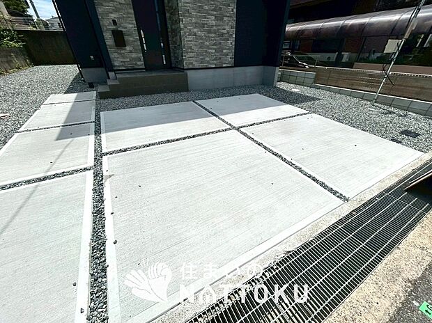 【現地写真（駐車場）】駐車スペースが広く、運転が苦手な方も安心です。
