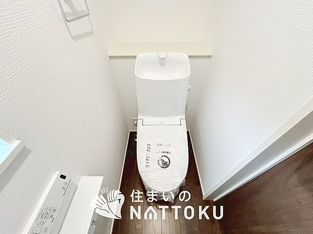 【トイレ】汚れてもサッとひと拭きでお手入れ簡単、エコ仕様の温水洗浄便座付きのトイレです。
バリアフリーにも配慮しています。