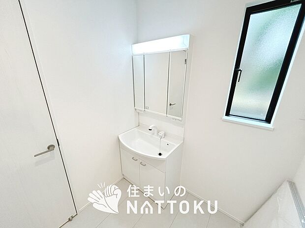 【洗面台・洗面所】鏡の両サイドは、必要なものを取出しやすく、大きな鏡面で朝の準備も快適。
使いやすいリフトアップ機能付きのシングルレバーシャワー水栓付です。