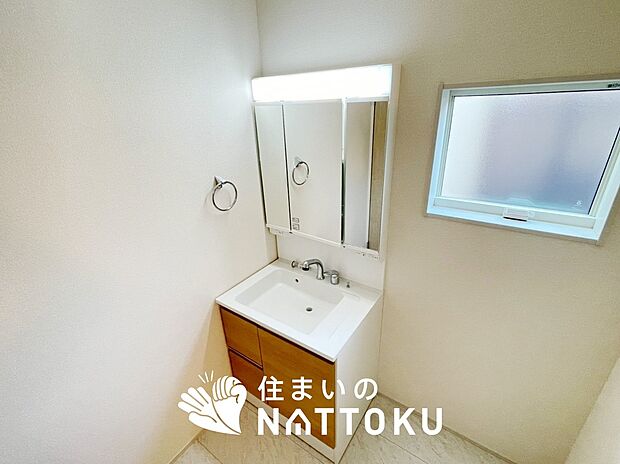 【洗面台・洗面所】鏡の両サイドは、必要なものを取出しやすく、大きな鏡面で朝の準備も快適。
使いやすいリフトアップ機能付きのシングルレバーシャワー水栓付です。