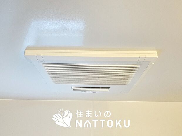 【電気式浴室暖房換気乾燥機】寒い冬場はあたたかく、暑い夏場は扇風機のような心地よさです。
雨の日は、浴室が衣類乾燥スペースになります。