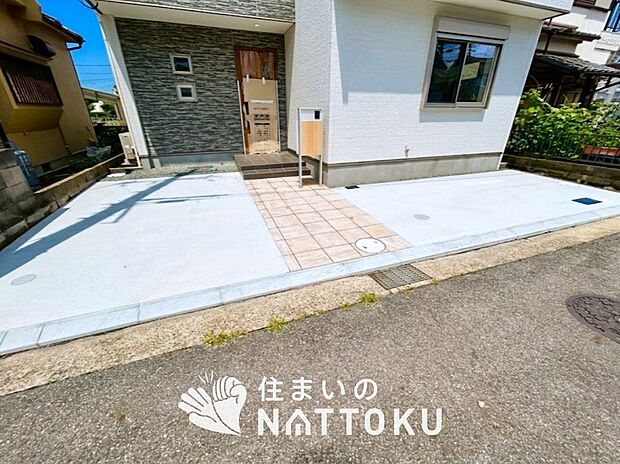 【現地写真(駐車場)】駐車スペースが広く、運転が苦手な方も安心です。