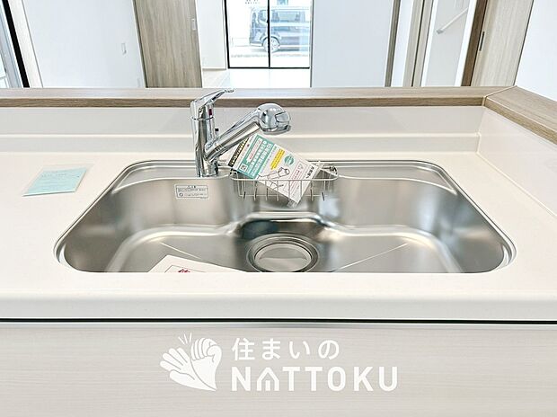 【浄水器内臓ハンドシャワー付シンク】広々とした凸型シンクに洗剤ポケットを標準装備。すっきり収納できます。
また、蛇口の先端に浄水器を内蔵しているため場所をとりません。