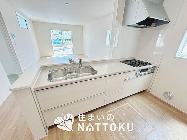 【現地写真(キッチン)】収納たっぷりのシステムキッチン、浄水器付水栓を標準装備しています。