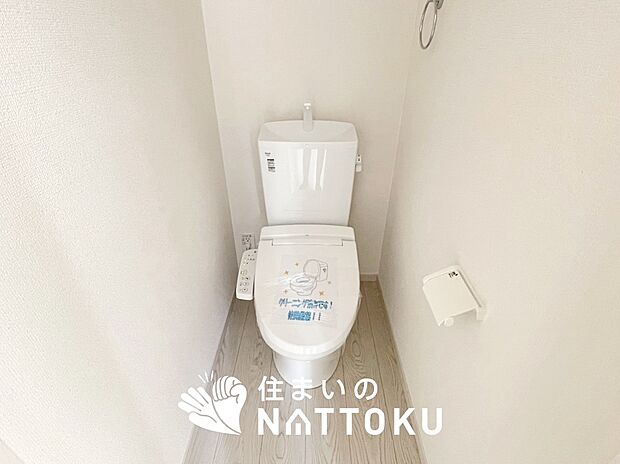 【トイレ】汚れてもサッとひと拭きでお手入れ簡単、エコ仕様の温水洗浄便座付きのトイレです。
バリアフリーにも配慮しています。
