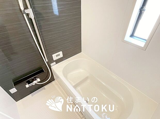 【現地写真(浴室)】浴室暖房乾燥機付き。1坪タイプで広々です。