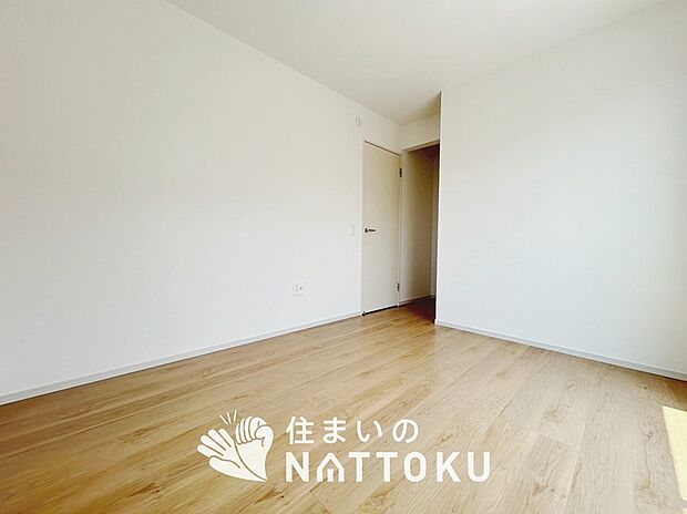 【現地写真（寝室）】木目の美しさを際立たせるシンプルデザインの建具を使用しています。