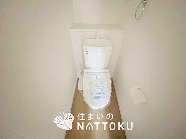【トイレ】汚れてもサッとひと拭きでお手入れ簡単、エコ仕様の温水洗浄便座付きのトイレです。
バリアフリーにも配慮しています。