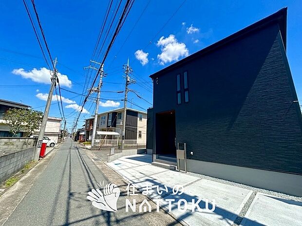 【現地写真(前道含む外観)】軽くて火災に強い屋根材を採用し、地震時の建物への負担や揺れを軽減しています。