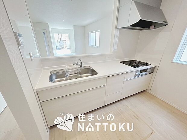 【現地写真(キッチン)】収納たっぷりのシステムキッチン、浄水器付水栓を標準装備しています。