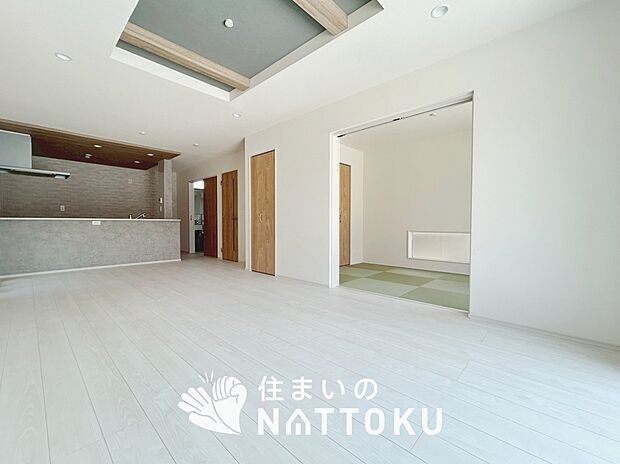 【現地写真(リビング)】フローリング材には、木目、色調など木材特有の風合いがあり、ナチュラルな美しさになっています。