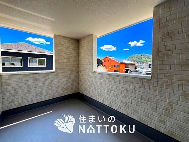 【バルコニー】奥行きが広く、洗濯物をゆったりと干せる十分な広さで、家族の洗濯も捗ります。