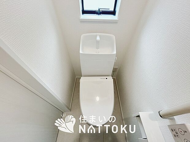 【トイレ】汚れてもサッとひと拭きでお手入れ簡単、エコ仕様の温水洗浄便座付きのトイレです。
バリアフリーにも配慮しています。