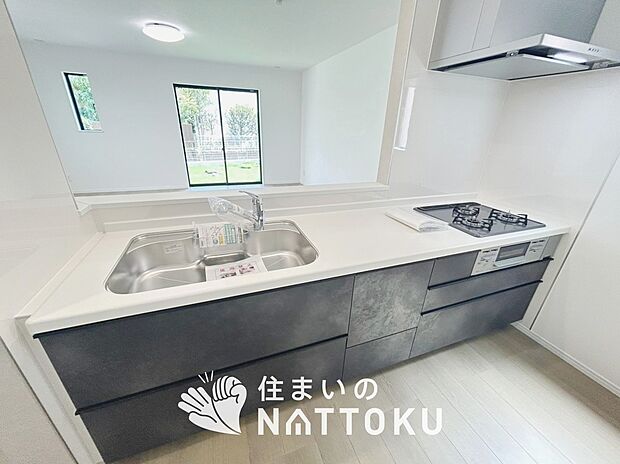 【現地写真(キッチン)】収納たっぷりのシステムキッチン、浄水器付水栓を標準装備しています。
