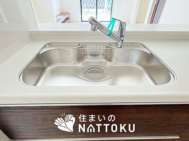 【浄水器内臓型ハンドシャワー付シンク】傷や汚れが付きにくい静音仕様の全面エンボス加工シンク。
また、蛇口の先端に浄水器を内蔵。浄水シャワーが使える毎分4リットルのたっぷり浄水。