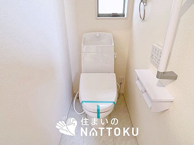 【トイレ】汚れてもサッとひと拭きでお手入れ簡単、エコ仕様の温水洗浄便座付きのトイレです。
バリアフリーにも配慮しています。
