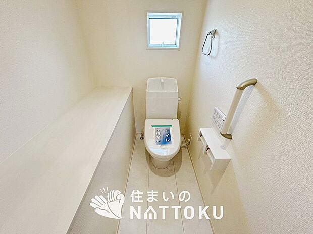 【トイレ】汚れてもサッとひと拭きでお手入れ簡単、エコ仕様の温水洗浄便座付きのトイレです。
バリアフリーにも配慮しています。